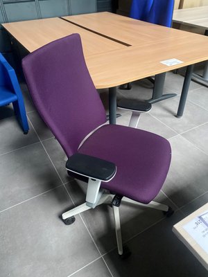 DESTOCKAGE - Sièges & Fauteuils - Fauteuil de bureau E.T acocoudoirs 4D structure blanche, assise et dossier tissu prune