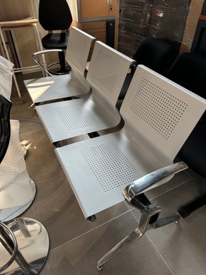 DESTOCKAGE - Chaise - Siège sur poutre STEEL coques en tôle d'acier laquée gris, largeur 180 cm, hauteur d'assise 42 cm et profondeur 62 cm