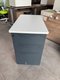 Caisson métalique 3 tiroirs couleur anthracite profondeur 80 et largeur 45 cm à hauteur de bureau avec top blanc