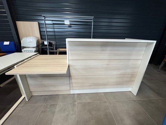 DESTOCKAGE - Bureau - Banque d'accueil longueur 225,5 cm, hauteur 116 cm avec module PMR de 80 cm de largeur et 95 cm de profondeur , profondeur 60 cm