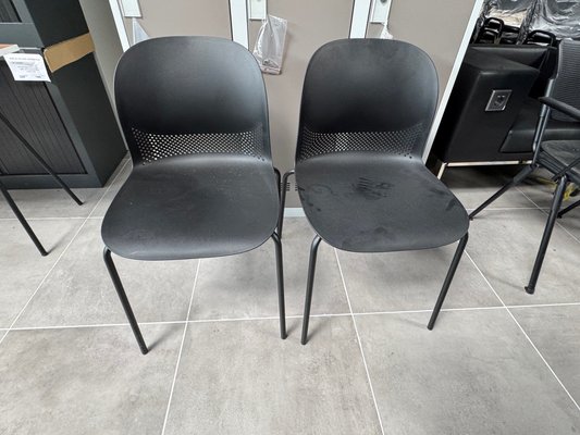 DESTOCKAGE - Chaise - Lot de 2 chaises visiteurs coque polypro noir et piétement noir