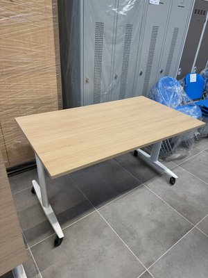 DESTOCKAGE - Bureau - Table abbattantes 140 x 80 cm piétement blanc et plateau chêne