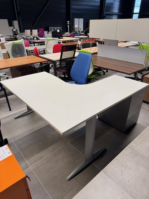 DESTOCKAGE - Bureau - Bureau plan compact 90° asym retour à gauche lg160x162cm + caisson hauteur de bureau métal 3 tiroirs plat. blanc et piét. Alu