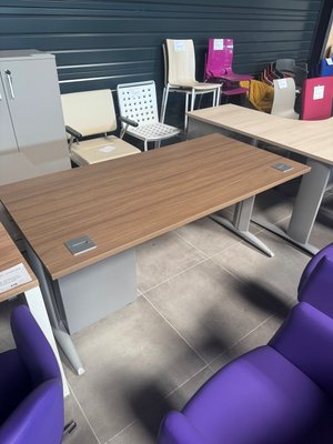 DESTOCKAGE - Bureau - Bureau plan droit 160 x 80 cm plateau noyer et piétement aluminium avec caisson qui ne ferme pas à clé
