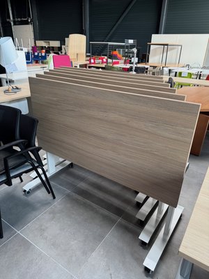 DESTOCKAGE - Bureau - Table abbattantes 140 x 70 cm piétement blanc et plateau chêne ambrée