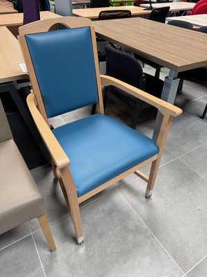 DESTOCKAGE - Chaise - Chaise avec accotoirs ,dossier et assise tapisée en revetement pvc bleu, structure en bois, roulette sur les 2 pieds avant