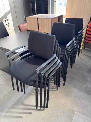 DESTOCKAGE - Sièges & Fauteuils - Chaise visiteur 4 pieds assise et dossier tissu noir avec accotoirs