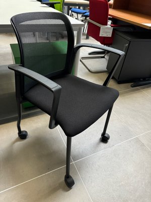 DESTOCKAGE - Sièges & Fauteuils - Siège visiteur 4 pieds assise tissu noir et dossier résille noir avec accotoirs