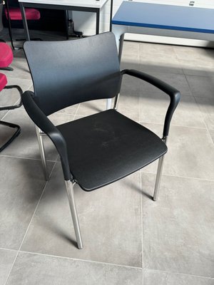 DESTOCKAGE - Chaise - Siège visiteur 4 pieds en polypropylène noir avec accotoirs, structure chromée