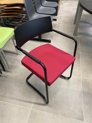 DESTOCKAGE - Chaise - Siège visiteur structure traineau noir avec assise framboise et dossier en polypropylène noir