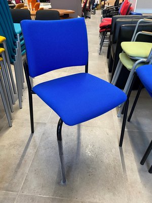 DESTOCKAGE - Chaise - Lot de 3 sièges visiteur bleu structure 4 pieds noire avec dossier et assise en tissu bleu