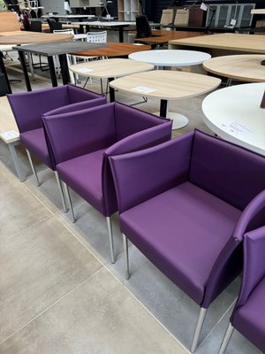DESTOCKAGE - Chaise - Chauffeuse revetement pvc prune, structure 4 pieds couleur aluminium