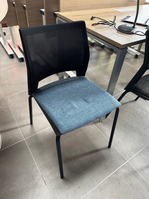 DESTOCKAGE - Sièges & Fauteuils - Chaise visiteur dossier résille assise tissu bleu