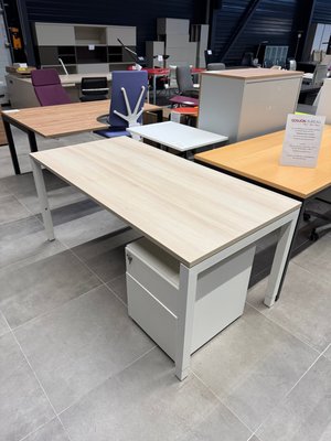 DESTOCKAGE - Bureau - Bureau plan droit 160 x 80 cm plateau acacia piétement réglable en hauteur blanc avec caisson mobile métal blanc 2 tiroirs