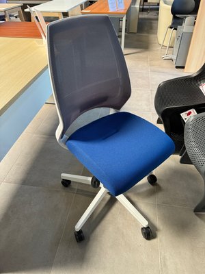 DESTOCKAGE - Chaise - Siège bureau AXEL MESH, siège opérative synchrone réglable en prof, assise bleu, dossier résille gris, structure blanche