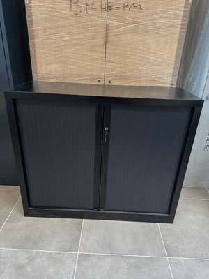 DESTOCKAGE - Rangements - Armoire basse à rideaux longueur 120 cm hauteur 105 cm coffre et rideaux noirs