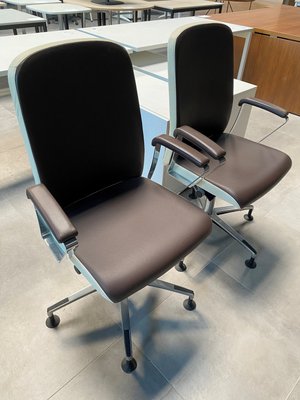 DESTOCKAGE - Sièges & Fauteuils - Lot de 2 sièges visiteurs giratoire piétement chromé, en cuir marron et beige avec mécanisme basculant centré