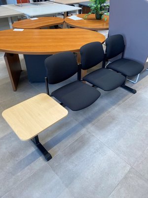 DESTOCKAGE - Sièges & Fauteuils - Siège sur pourtre longueur 2 mètre, 3 places assise et dossier en tissu noir avec tablette 50 x 45 cm