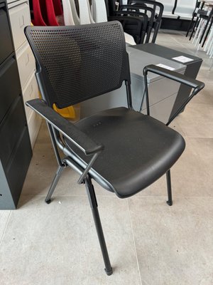 DESTOCKAGE - Sièges & Fauteuils - Siège visiteur 4 pieds coque polypropylène noir et accotoirs