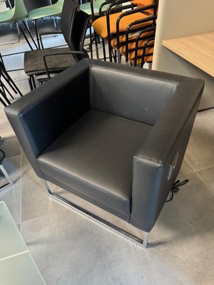 DESTOCKAGE - Chaise - Chauffeuse en revêtement PVC noir avec prise de courant sur le côté gauche