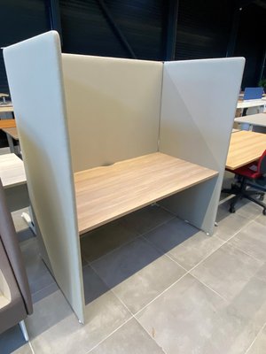 DESTOCKAGE - Bureau - Box de bureau avec cloison acoustique beige ht 164 cm , plateau chêne 140 x 78 cm