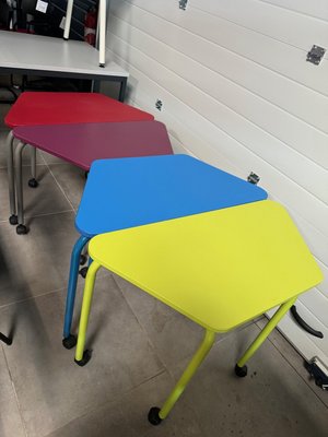 DESTOCKAGE - Bureau - Table trapèze 4 pieds sur roulettes