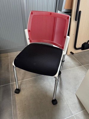 DESTOCKAGE - Sièges & Fauteuils - Siège visiteur dossier résille rouge, assise en tissu noir