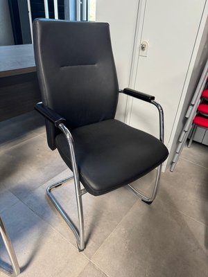 DESTOCKAGE - Chaise - Siège visiteur en cuir noir avec piétement chromée