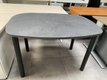 Table rectangulaire 120 x 85 cm, plateau finition marbre pieds noir