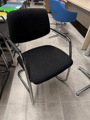 DESTOCKAGE - Accueil & Réunion - Lot de 2 sièges visiteur avec accotoirs dossier et assise en tissu noir piétement traineaux chromé