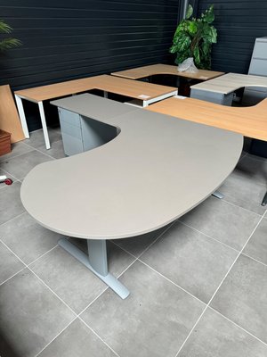 DESTOCKAGE - Bureau - Bureau encombrement 190 x 240 cm plateau tortora et piétement couleur alu, avec caisson hauteur de bureau métal 3 tiroirs