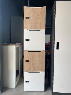 DESTOCKAGE - Rangements - Meuble 4 cases 182x45x50cm découpe, serrure code, coffre blanc porte mél. blanche,chêne ambré. Dim int. une case 41,4x45cm