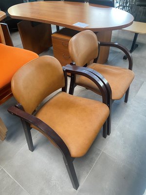 DESTOCKAGE - Chaise - Lot de 2 fauteuils structure 4 pieds avec accotoir en bois, assise et dossier en revêtement PVC camel
