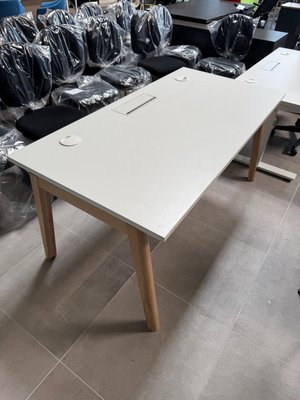 DESTOCKAGE - Bureau - Bureau 160x80 cm, piétement bois massif, plateau blanc avec top accèss et obturateur