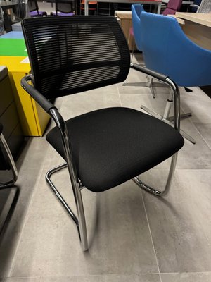 DESTOCKAGE - Bureau - Lot de 2 sièges visiteur avec accotoirs dossier résille et assise en tissu noir piétement traineaux chromé
