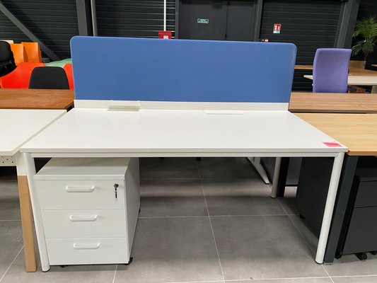 DESTOCKAGE - Bureau - Bureau plan droit 160 x 80 cm avc top accèss et panneau écran bleu, caiss en mélaminé blc 3 trs, plateau blc et piét blc