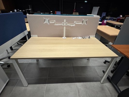 DESTOCKAGE - Bureau - Bureau droit 160 x 80 cm avec panneaux écran et support pour deux écrans, piétement blanc plateau chêne