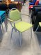 Lot de deux chaises visiteurs structure couleur aluminium avec assise en tissu verte et accotoirs