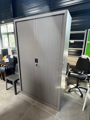 DESTOCKAGE - Chaise - Armoire à rideaux hauteur 198 cm largeur 120 cm, coffre et rideau finition tortora, enfoncement sur la droite