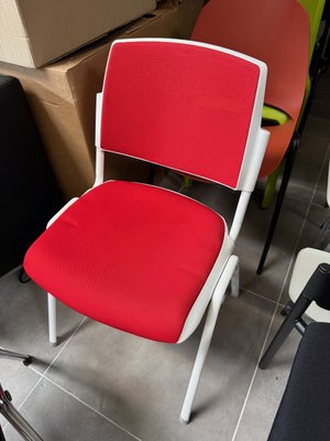 DESTOCKAGE - Sièges & Fauteuils - Chaise visiteur 4 pieds structure blanche assise et dossier tapissée en tissu rouge