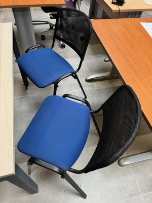 DESTOCKAGE - Sièges & Fauteuils - Lot de deux chaises visiteur structure 4 pieds avec assise bleu et dossier en résille noir