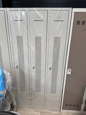 DESTOCKAGE - Rangements - Vestiaire industrie propre 3 portes hauteur 180 cm et largeur 90 cm