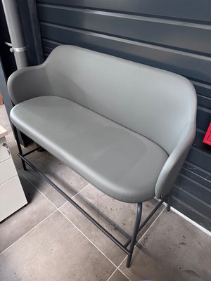 DESTOCKAGE - Canapé - Banquette deux places en revêtement PVC gris anthracite , structure anthracite