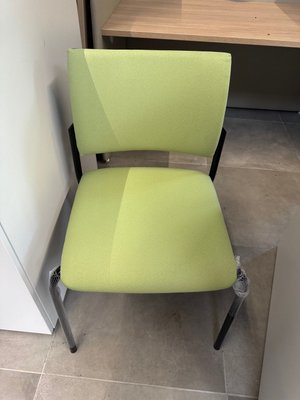 DESTOCKAGE - Chaise - Chaise visiteur structure noir 4 pieds assise et dossier en tissu vert clair