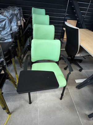 DESTOCKAGE - Chaise - Chaise 4 pieds structure noir avec assise et dossier couleur vert avec tablette d'écriture