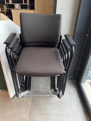 DESTOCKAGE - Chaise - Chaise visiteur avec accotoir piétement traineau noir + assise et dossier en tissu gris