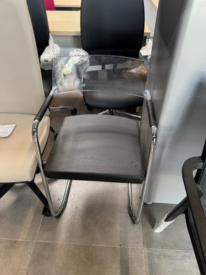 DESTOCKAGE - Sièges & Fauteuils - Chaise visiteur structure métallique couleur chromée, assise en pvc noir et dossier en polypro transparent