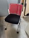 Siège visiteur dossier résille rouge, assise en tissu noir