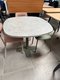 Table X-LINE avec plateau bord arrondis 80 cm finition béton clair et piétement couleur kaki