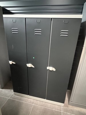 DESTOCKAGE - Rangements - Vestiaire industrie salissantes 3 colonnes, largeur 120 cm hauteur 170 cm, coffre gris clair portes anthracite